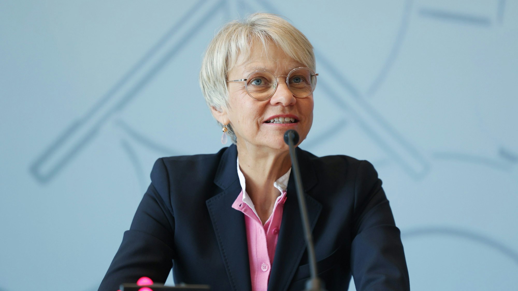 Düsseldorf: Dorothee Feller (CDU), Schulministerin von Nordrhein-Westfalen, spricht während einer Pressekonferenz im Landtag.