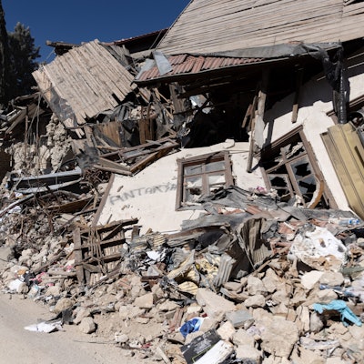 PRODUKTION - 19.07.2023, Türkei, Antakya: Trümmer liegen in der Altstadt, wo das Erdbeben vor fast sechs Monaten schwere Schäden anrichtete. Notunterkünfte in der Hitze und Trümmerfelder · sechs Monate nach den Erdbeben in der Südosttürkei am 6. Februar leiden die Menschen noch immer unter den Folgen. (zu dpa-KORR: «Türkei nach den Erdbeben - Leben in Trümmern und Ringen um Normalität») Foto: Bradley Secker/dpa +++ dpa-Bildfunk +++