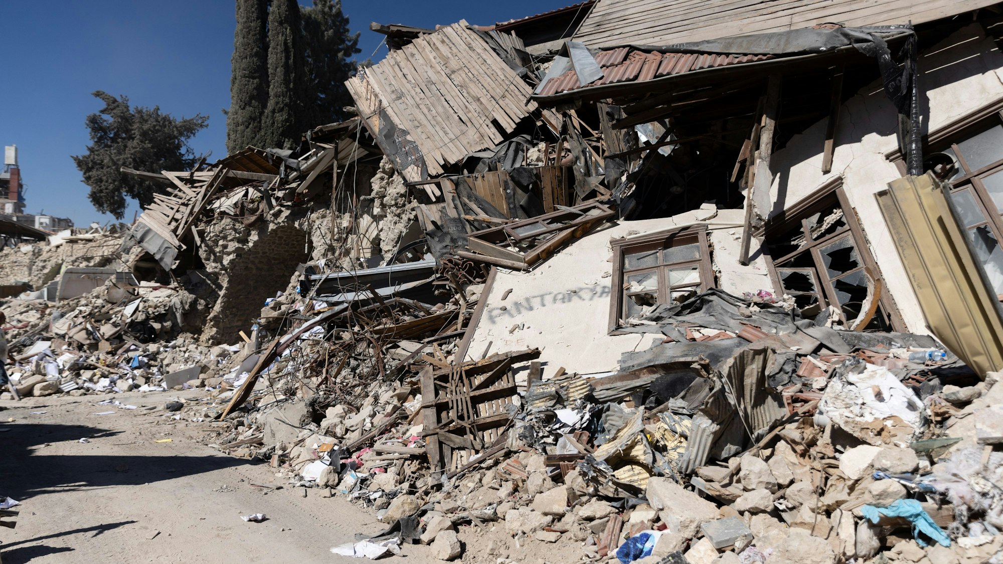 PRODUKTION - 19.07.2023, Türkei, Antakya: Trümmer liegen in der Altstadt, wo das Erdbeben vor fast sechs Monaten schwere Schäden anrichtete. Notunterkünfte in der Hitze und Trümmerfelder · sechs Monate nach den Erdbeben in der Südosttürkei am 6. Februar leiden die Menschen noch immer unter den Folgen. (zu dpa-KORR: «Türkei nach den Erdbeben - Leben in Trümmern und Ringen um Normalität») Foto: Bradley Secker/dpa +++ dpa-Bildfunk +++