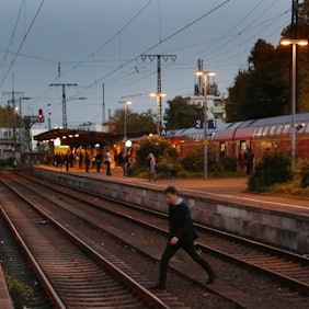 Ein Mann überquert die Gleise am Bahnhof Süd und begibt sich in Lebensgefahr.