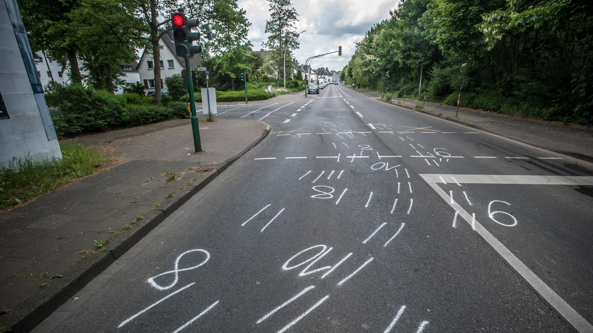 Saarstraße / Bensberger Straße, Markierungen der Kripo Unfall-Sachverständigen Lkw biegt rechts ab und überfährt Radfahrer. Foto: Ralf Krieger