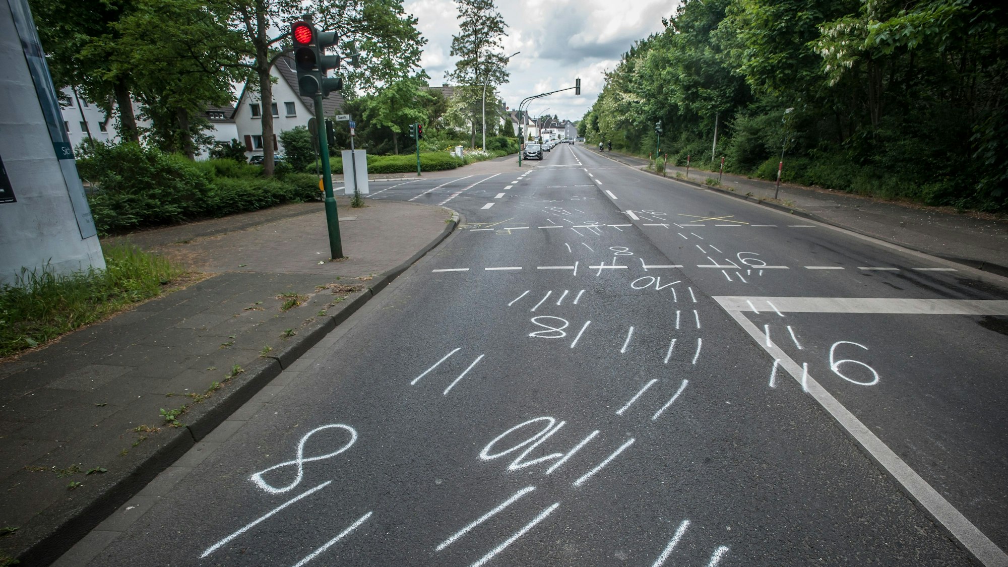 Saarstraße / Bensberger Straße, Markierungen der Kripo Unfall-Sachverständigen Lkw biegt rechts ab und überfährt Radfahrer. Foto: Ralf Krieger