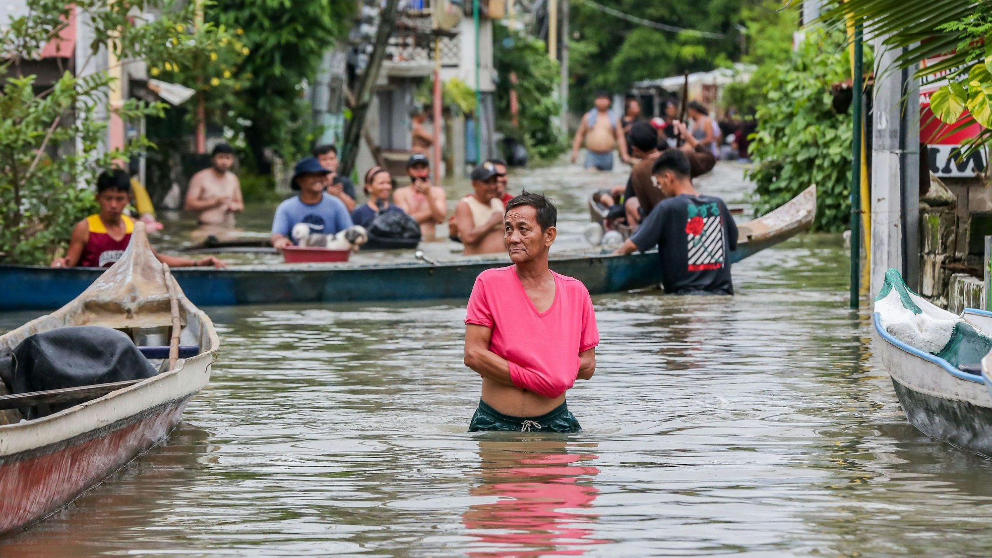 Hochwasser auf den Philippinen: Menschen fahren mit Booten durch die Straßen.