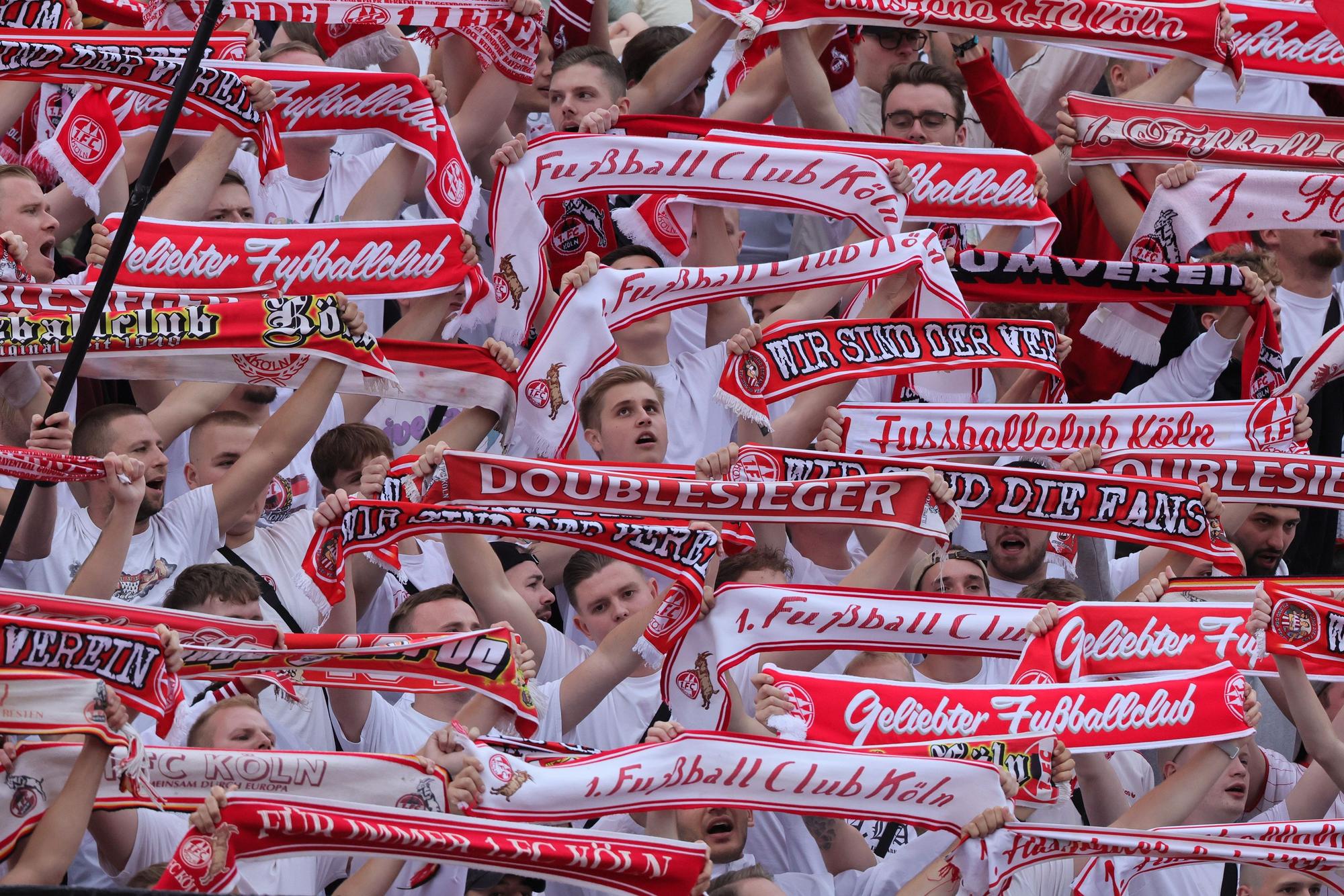 Die Fans des 1. FC Köln unterstützten ihre Mannschaft im Testspiel bei Fortuna Köln.