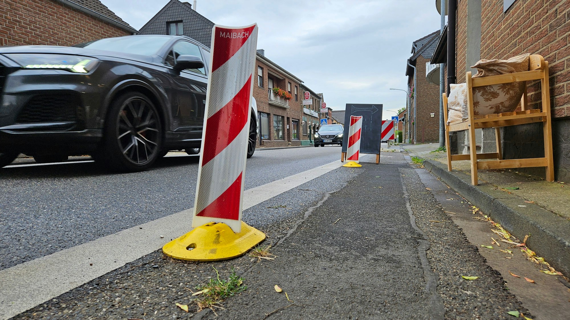 Autos sind auf der L93 unterwegs, ein Teil der Fahrbahn ist abgesperrt.