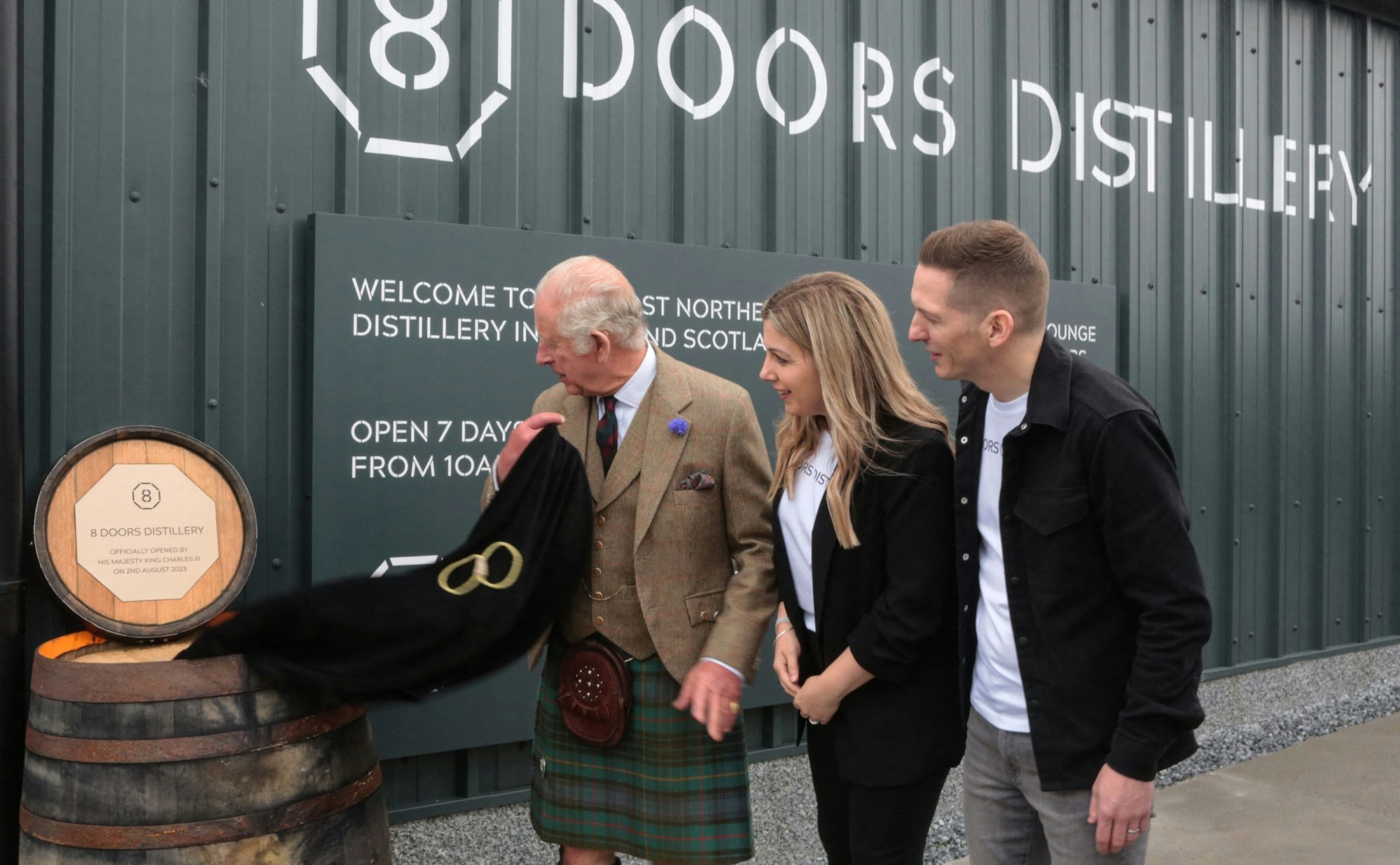 König Charles enthüllte auch eine Gedenktafel zur offiziellen Eröffnung.