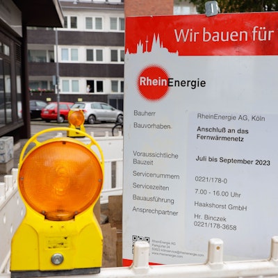 04.08.2023, Köln: Baustellenschild für den Ausbau und Anschluß des Mauritiussteinwegs an das Fernwärmenetz. Foto:Dirk Borm