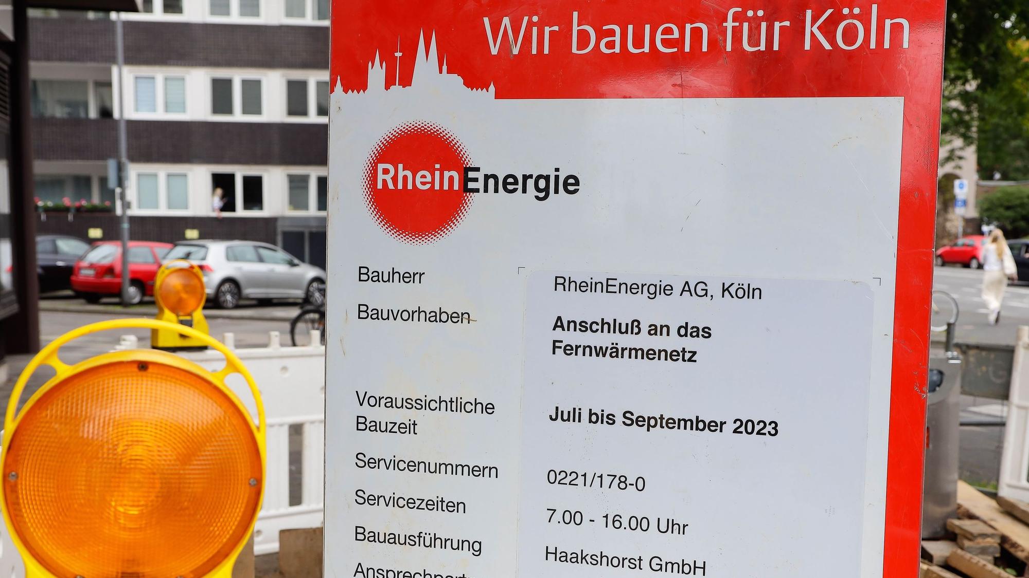 04.08.2023, Köln: Baustellenschild für den Ausbau und Anschluß des Mauritiussteinwegs an das Fernwärmenetz. Foto:Dirk Borm
