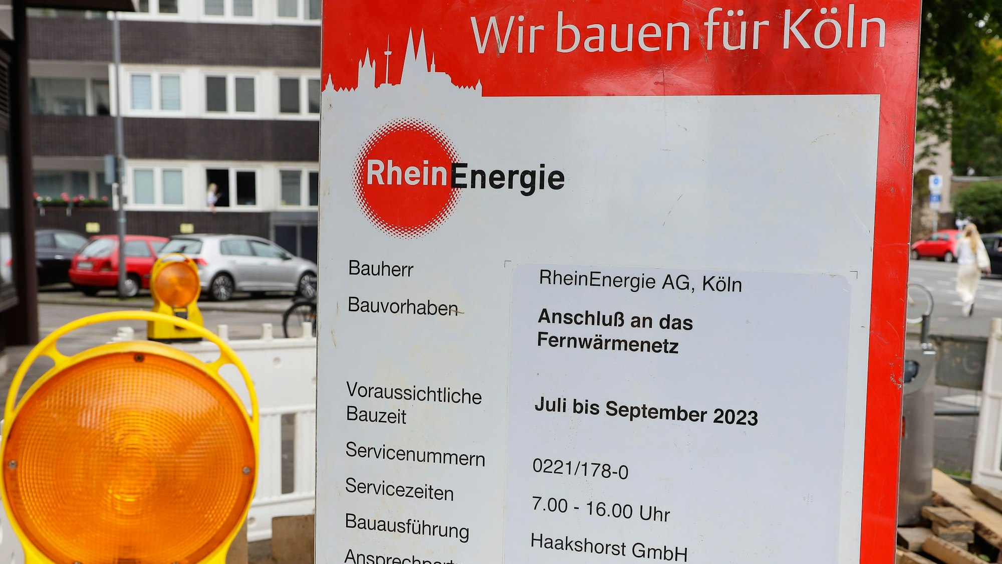 04.08.2023, Köln: Baustellenschild für den Ausbau und Anschluß des Mauritiussteinwegs an das Fernwärmenetz. Foto:Dirk Borm