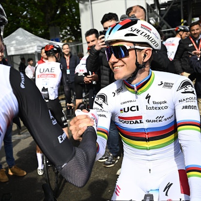 Der Slowene Tadej Pogacar vom UAE Team Emirates (l.) und der Belgier Remco Evenepoel von Soudal Quick-Step begrüßen sich beim Start der UCI WorldTour Lüttich-Bastogne-Lüttich im April 2023.