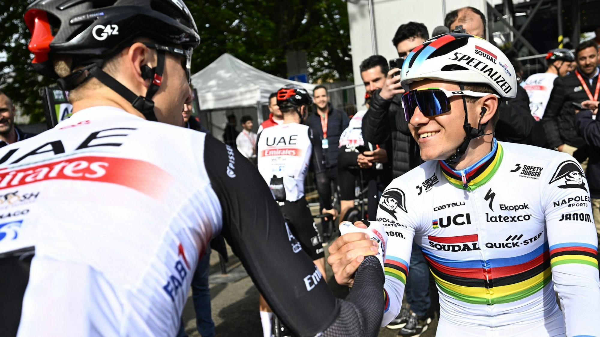 Der Slowene Tadej Pogacar vom UAE Team Emirates (l.) und der Belgier Remco Evenepoel von Soudal Quick-Step begrüßen sich beim Start der UCI WorldTour Lüttich-Bastogne-Lüttich im April 2023.