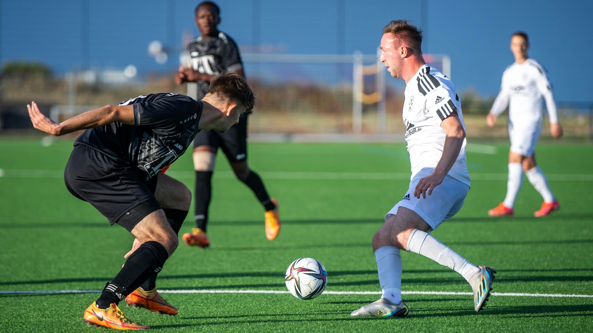 Das Bild zeigt Zülpichs Fußballer Jonas Hohn (r.), als er an einem Gegenspieler vorbei dribbelt.