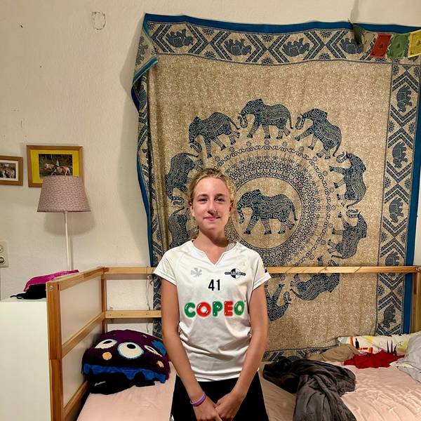 Mona Görtz steht in ihrem Kinderzimmer. Sie guckt in die Kamera.