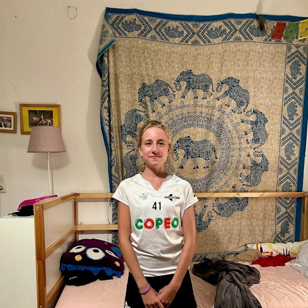 Mona Görtz steht in ihrem Kinderzimmer. Sie guckt in die Kamera.