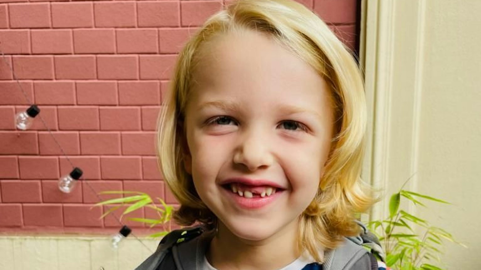 Tom Jacke (6) lächelt in die Kamera.