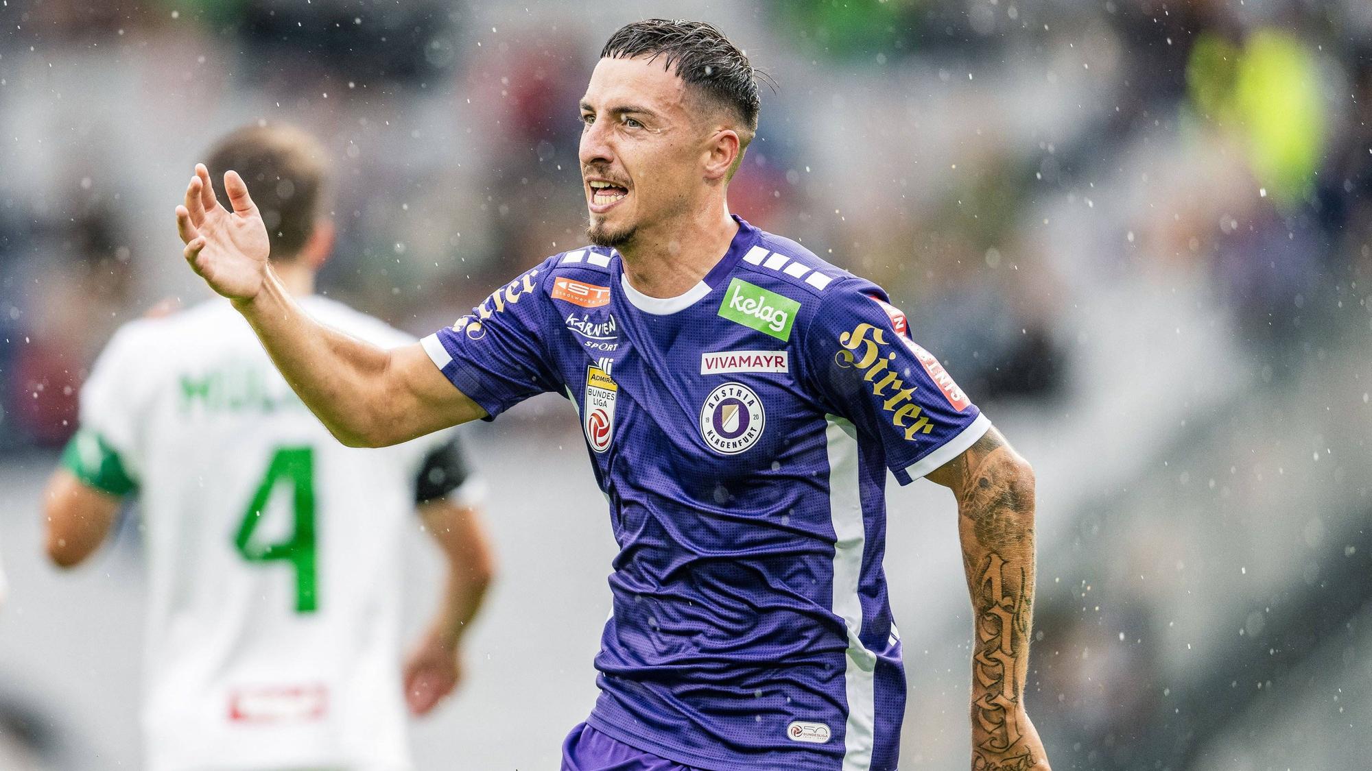 Fußballer Sinan Karweina in Nahaufnahme während eines Fußballspiels.