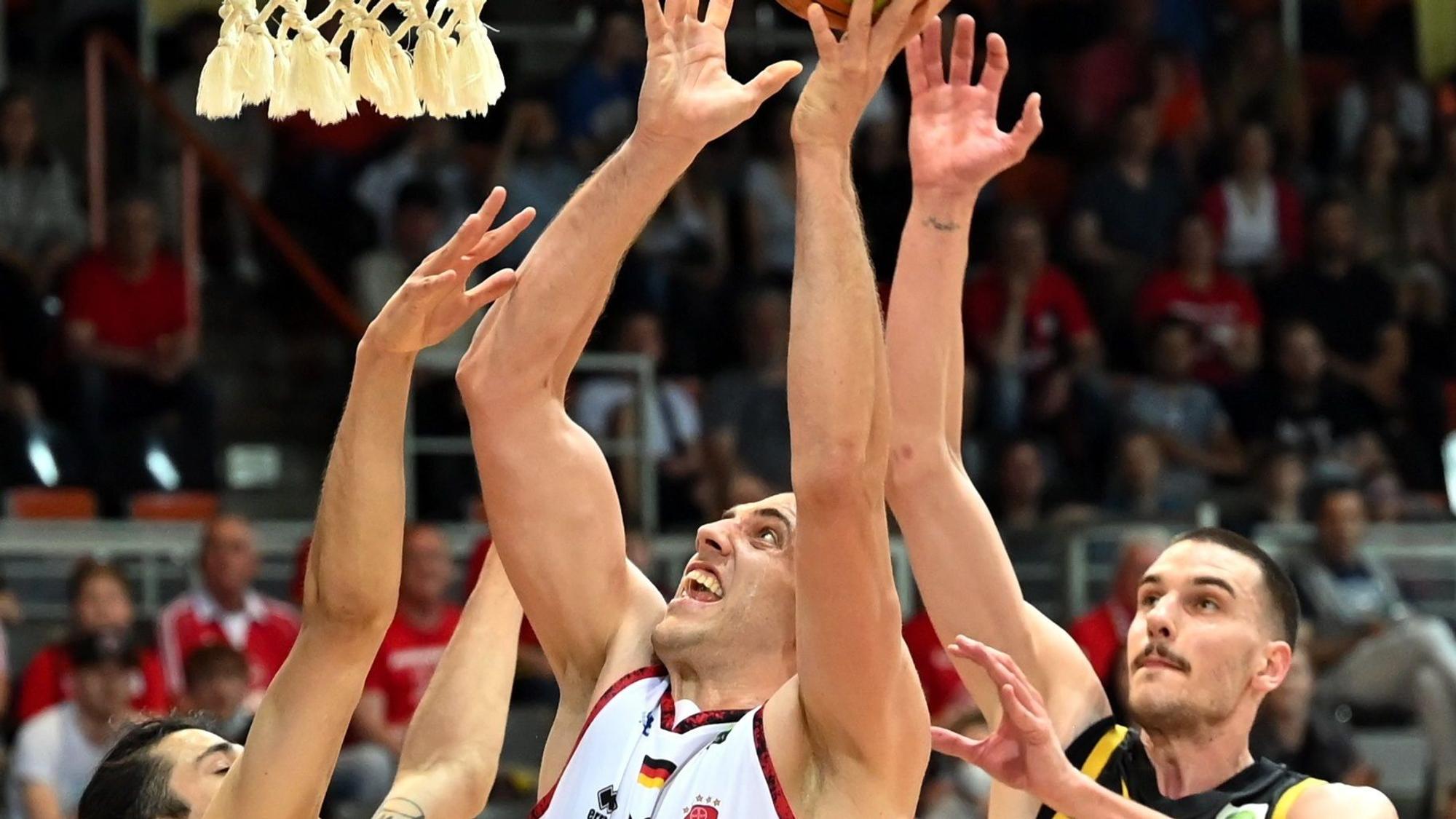 10.05.2022, Basketball-Bayer-Tübingen
mitte: Dennis Heinzmann (Bayer)
Foto: Uli Herhaus