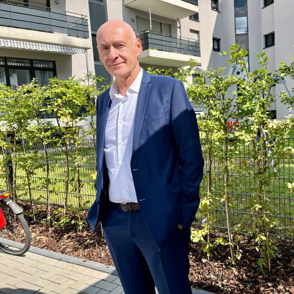 Gerald Hochkamer, Chef der WGL seit Juli 2023, steht vor einem neuen Haus in der Opladener Kantstraße.