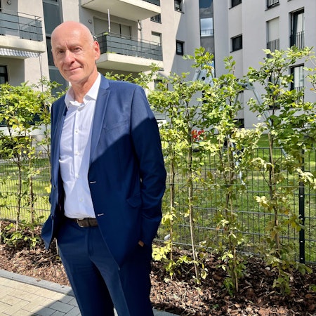 Gerald Hochkamer, Chef der WGL seit Juli 2023, steht vor einem neuen Haus in der Opladener Kantstraße.