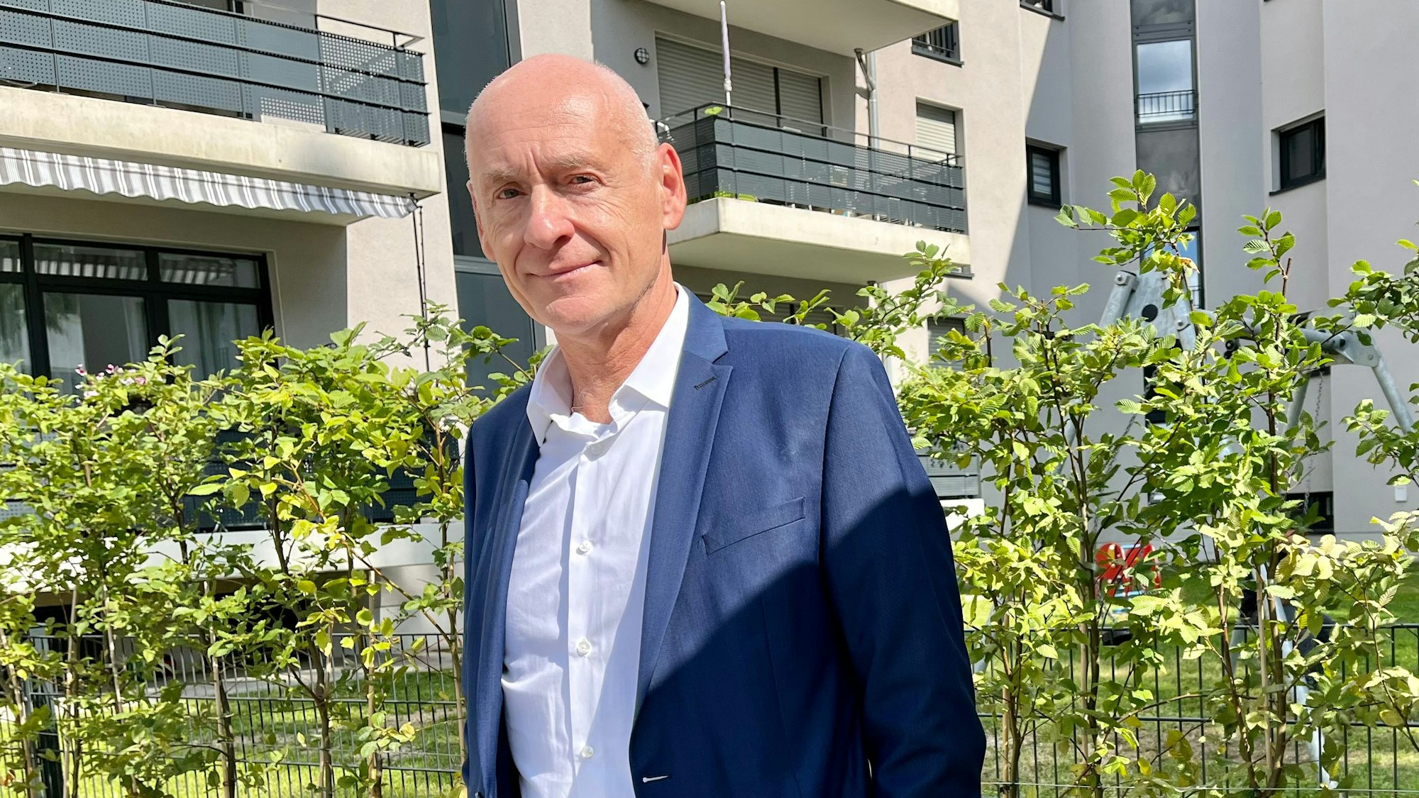 Gerald Hochkamer, Chef der WGL seit Juli 2023, steht vor einem neuen Haus in der Opladener Kantstraße.