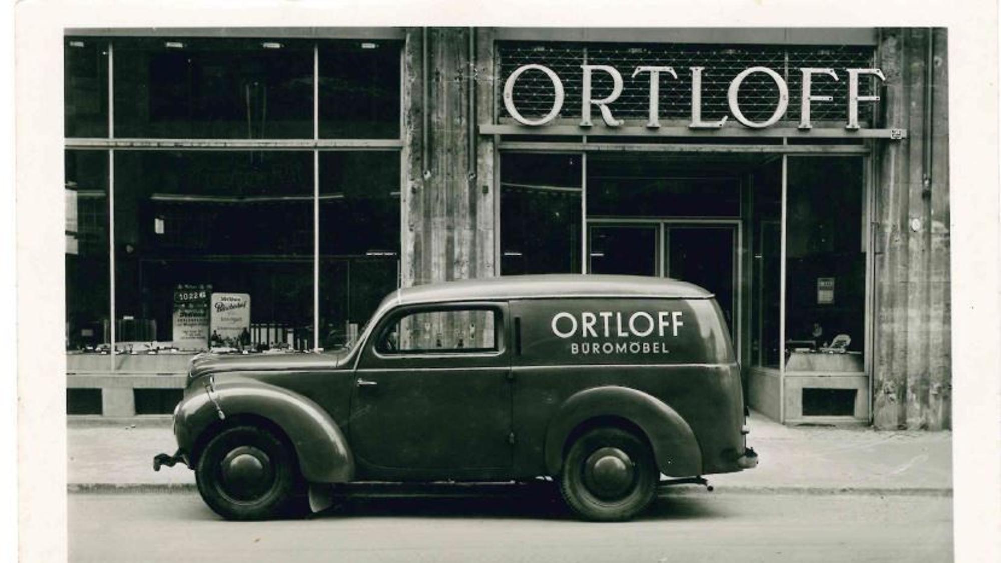 Ein Lieferwagen mit der Aufschrift Ortloff vor dem Laden in den 1950er Jahren