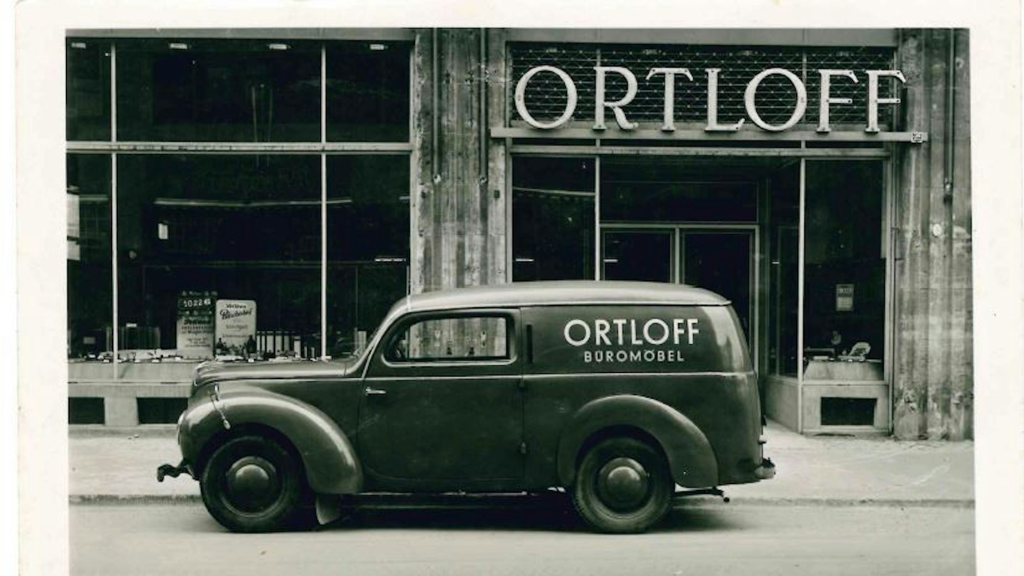 Ein Lieferwagen mit der Aufschrift Ortloff vor dem Laden in den 1950er Jahren