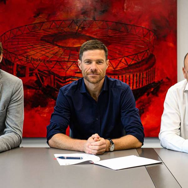 Sport-Geschäftsführer Simon Rolfes, Cheftrainer Xabi Alonso, Vorsitzender d. Geschäftsführung Fernando Carro (v.l.)