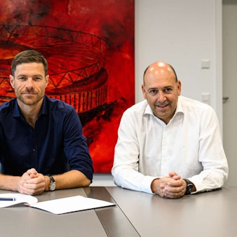 Sport-Geschäftsführer Simon Rolfes, Cheftrainer Xabi Alonso, Vorsitzender d. Geschäftsführung Fernando Carro (v.l.)