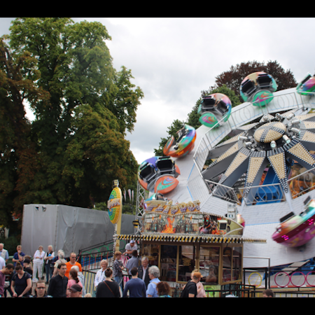 Die Fahrgeschäfte auf dem Konrad-Adenauer-Platz in Bergisch Gladbach zogen viele Menschen an.