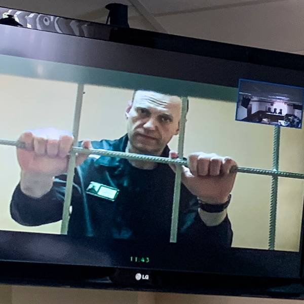 Alexej Nawalny, russischer Oppositionspolitiker, wird in einem Gerichtssaal in Wladimir per Videoverbindung aus dem Gefängnis zugeschaltet und ist auf einem Bildschirm zu sehen. (Archivbild)