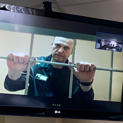 Alexej Nawalny, russischer Oppositionspolitiker, wird in einem Gerichtssaal in Wladimir per Videoverbindung aus dem Gefängnis zugeschaltet und ist auf einem Bildschirm zu sehen. (Archivbild)