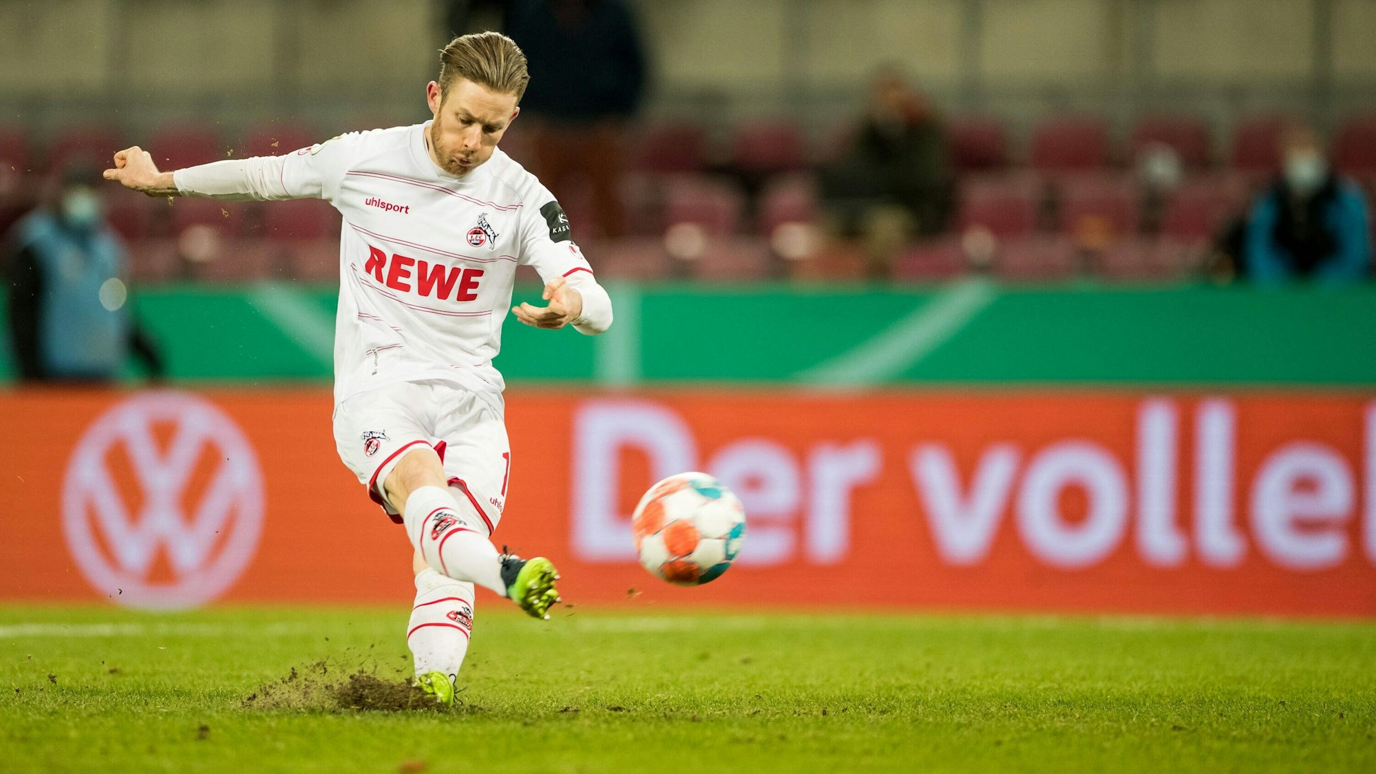 Auf dem Foto ist Florian Kainz vom 1. FC Köln zu sehen. Der Österreicher schoss sich im Spiel gegen den Hamburger SV selbst an, das Tor zählte nicht.
