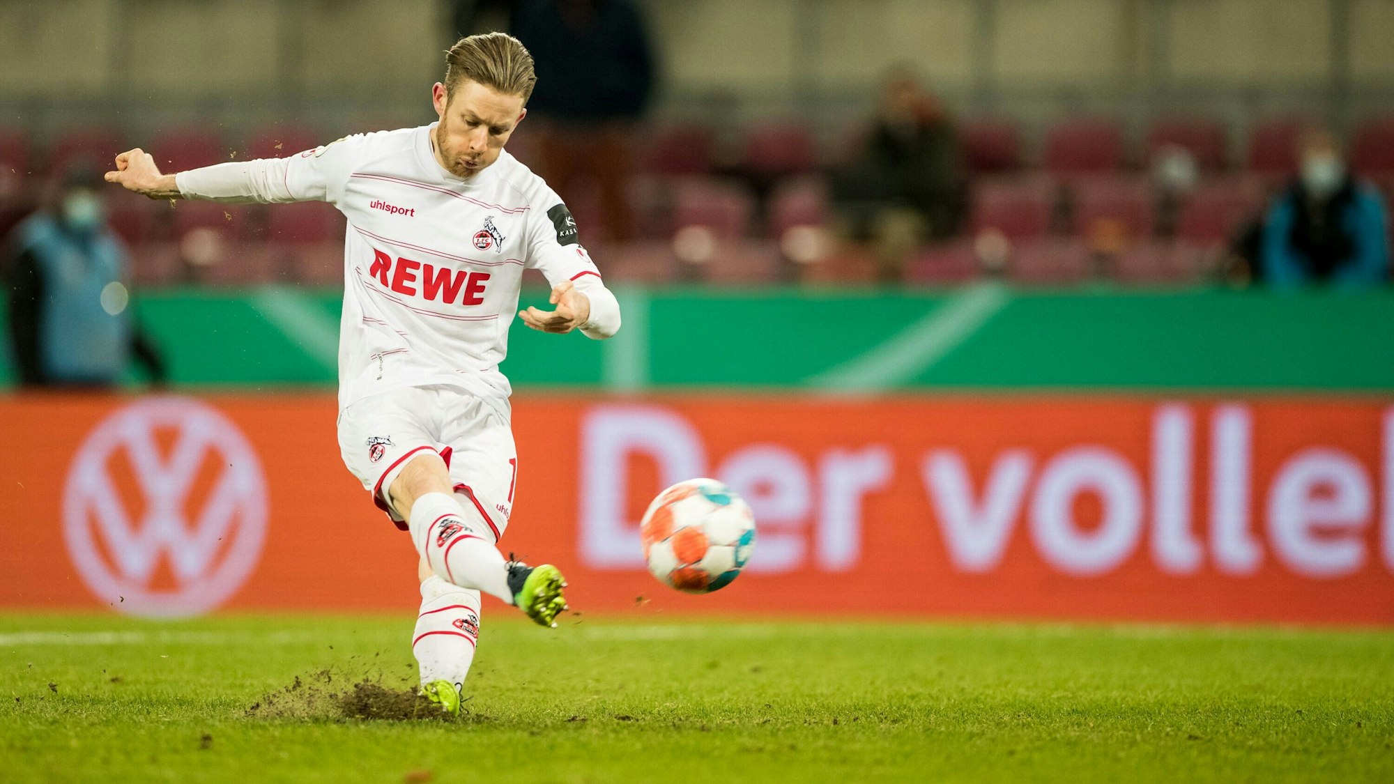Auf dem Foto ist Florian Kainz vom 1. FC Köln zu sehen. Der Österreicher schoss sich im Spiel gegen den Hamburger SV selbst an, das Tor zählte nicht.