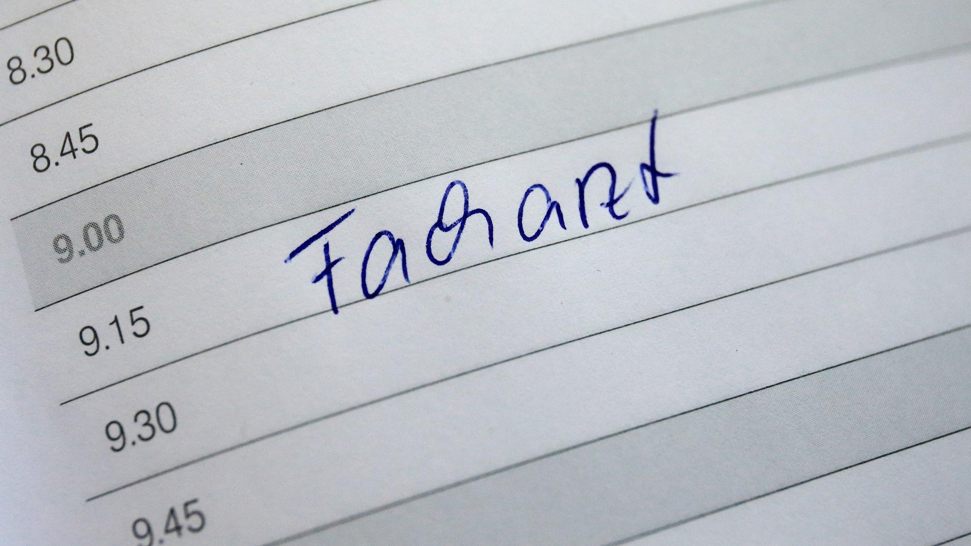 Facharzt wurde in einen Terminkalender eingetragen.
Wer einen Termin ausmacht, sollte auch hingehen. Oder zumindest absagen.