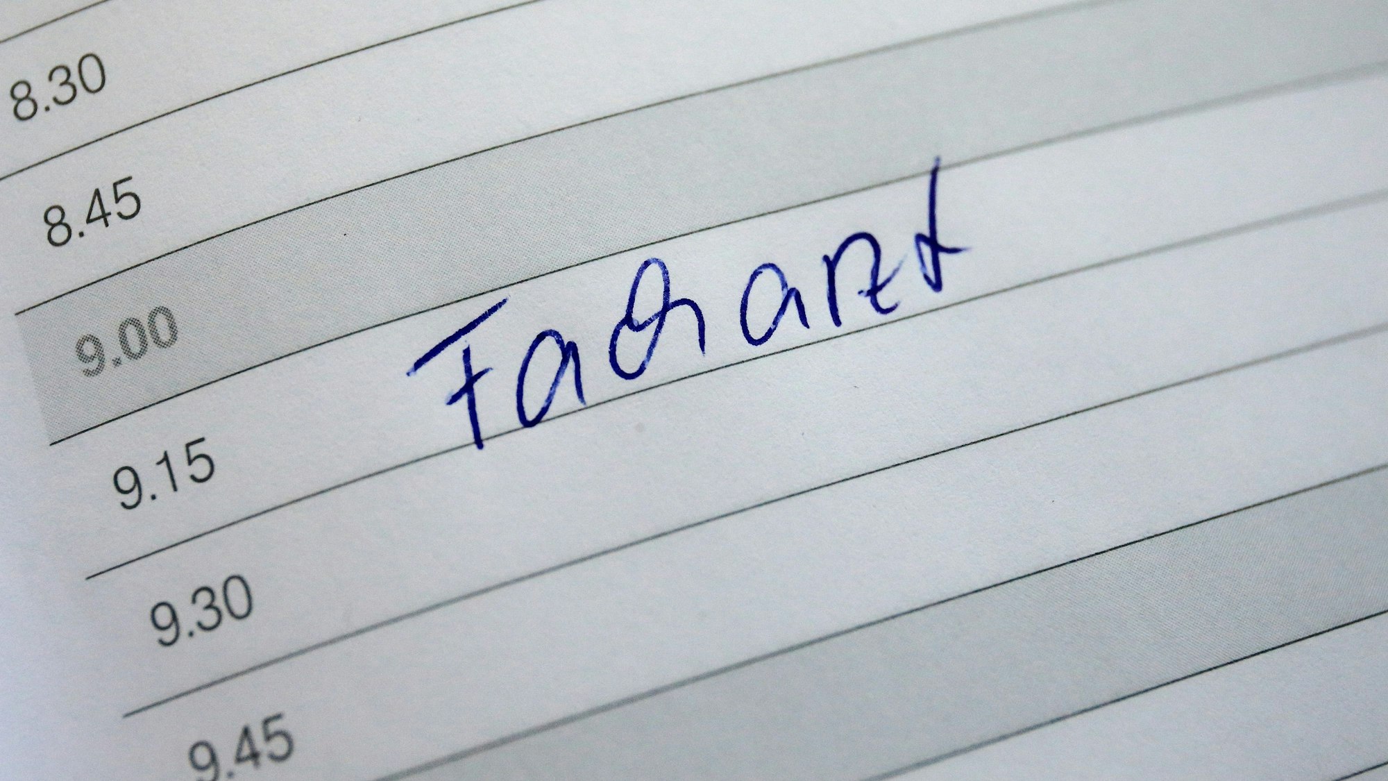 Facharzt wurde in einen Terminkalender eingetragen.
Wer einen Termin ausmacht, sollte auch hingehen. Oder zumindest absagen.