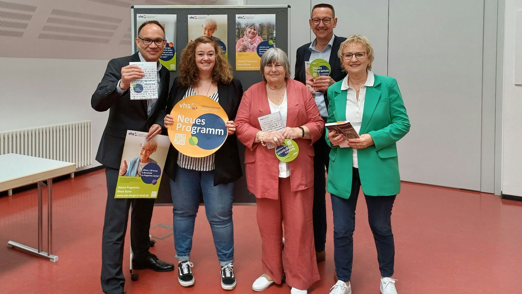 Programmvorstellung der VHS in Burscheid mit sehen (v.l.n.r.) VHS-Leiter Eric Hausherr, Jaqueline Wolf von der VHS, VHS-Botschafterin Silke Riemscheid, Bürgermeister Dirk Runge und VHS-Botschafterin Renate Bergfelder- Weiss.