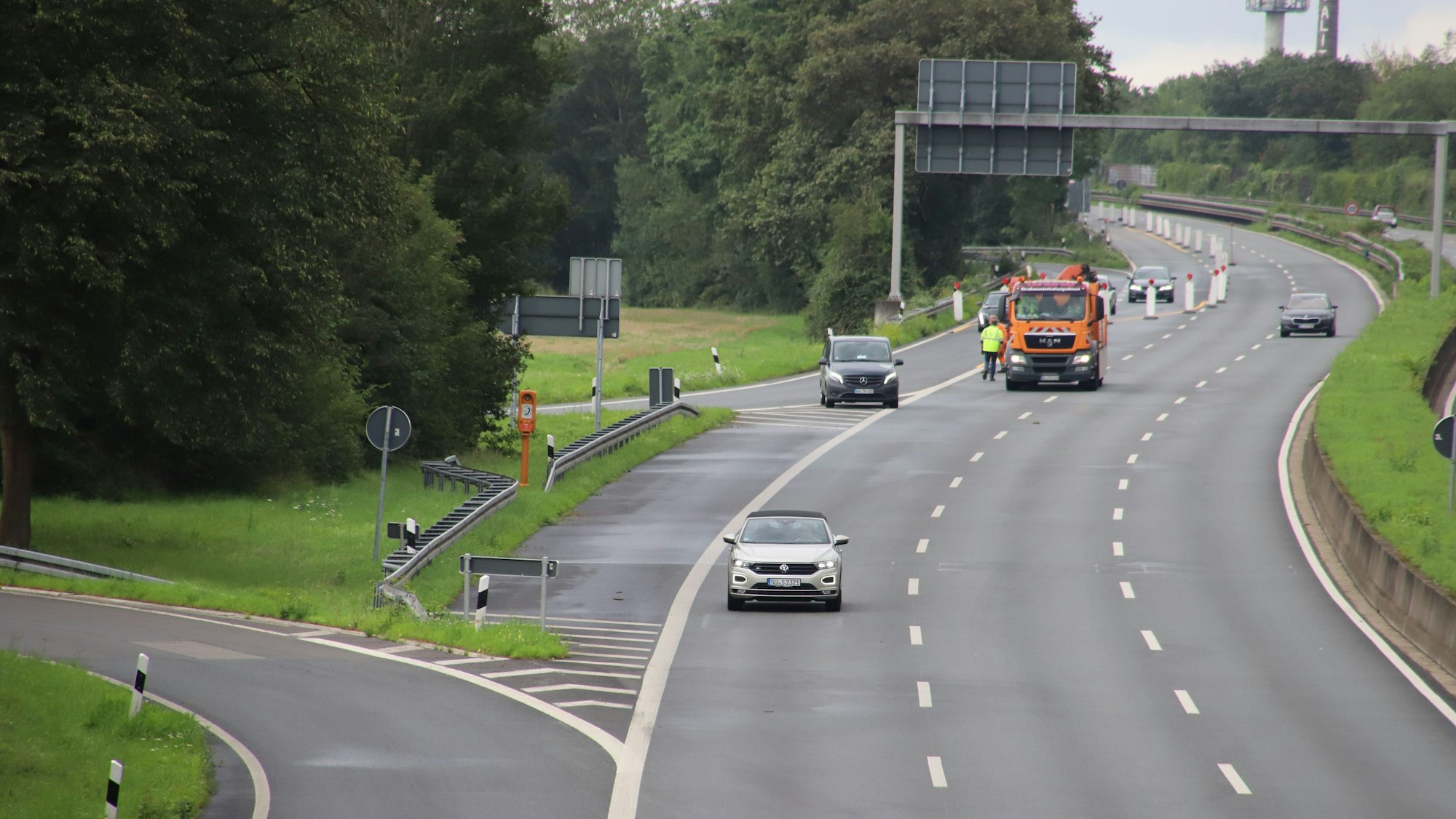 Die Sperrung der A 59 nach dem Brückeneinschub durch die Deutsche Bahn wurde punktlich nach vier Wochen aufgehoben. Der Magic moment, das erste Auto fährt auf die bislang gesperrte Strecke.