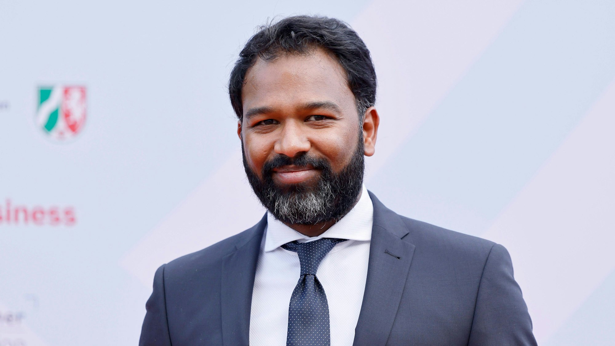 Stephan Anpalagan bei der Verleihung des Grimme Online Awards 2022 in der Kölner Flora. Ein Tweet des Journalisten hat für neuen Wirbel an der Polizeihochschule in NRW geführt. Anpalagan ist dort Dozent. (Archivbild)