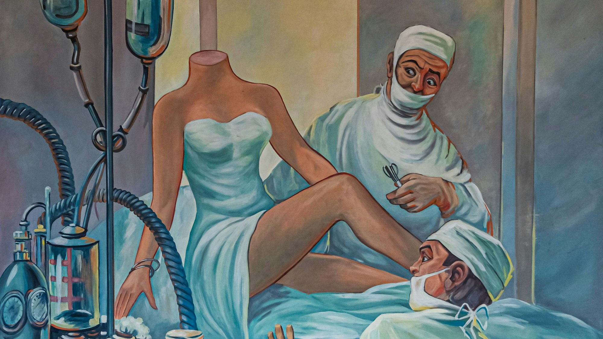 Eine Zeichnung zeigt Ärzte, die verwundert eine kopflose Frau anschauen, die aufrecht in einem Bett sitzt.