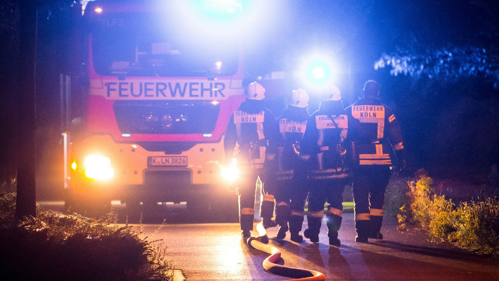Die Feuerwehr ist in der Nacht auf Freitag zu einem Brand in einem Mehrfamilienhaus im rechtsrheinischen Kölner Stadtteil Holweide ausgerückt. (Symbolbild)