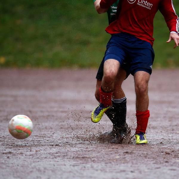 Essen, Deutschland, TC Freisenbruch II vs. Heisinger SV III U 23 1: 5 am 25. 10. 2020 im Waldstadion am Bergmannsbusch in Essen -Freisenbruch Der Ball liegt auf dem durch Regen aufgeweichten Aschenplatz *** Essen, Germany, TC Freisenbruch II vs. Heisinger SV III U 23 1 5 on 25 10 2020 at the Waldstadion am Bergmannsbusch in Essen Freisenbruch The ball is on the ash pitch soaked by rain