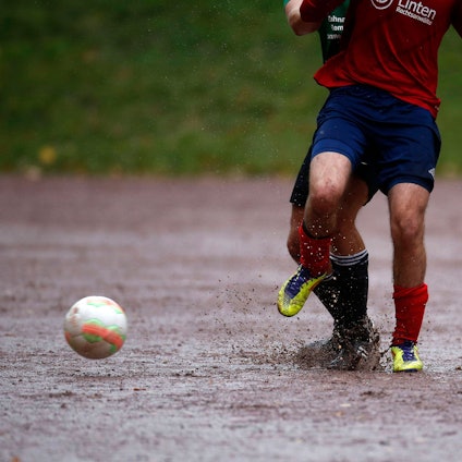 Essen, Deutschland, TC Freisenbruch II vs. Heisinger SV III U 23 1: 5 am 25. 10. 2020 im Waldstadion am Bergmannsbusch in Essen -Freisenbruch Der Ball liegt auf dem durch Regen aufgeweichten Aschenplatz *** Essen, Germany, TC Freisenbruch II vs. Heisinger SV III U 23 1 5 on 25 10 2020 at the Waldstadion am Bergmannsbusch in Essen Freisenbruch The ball is on the ash pitch soaked by rain