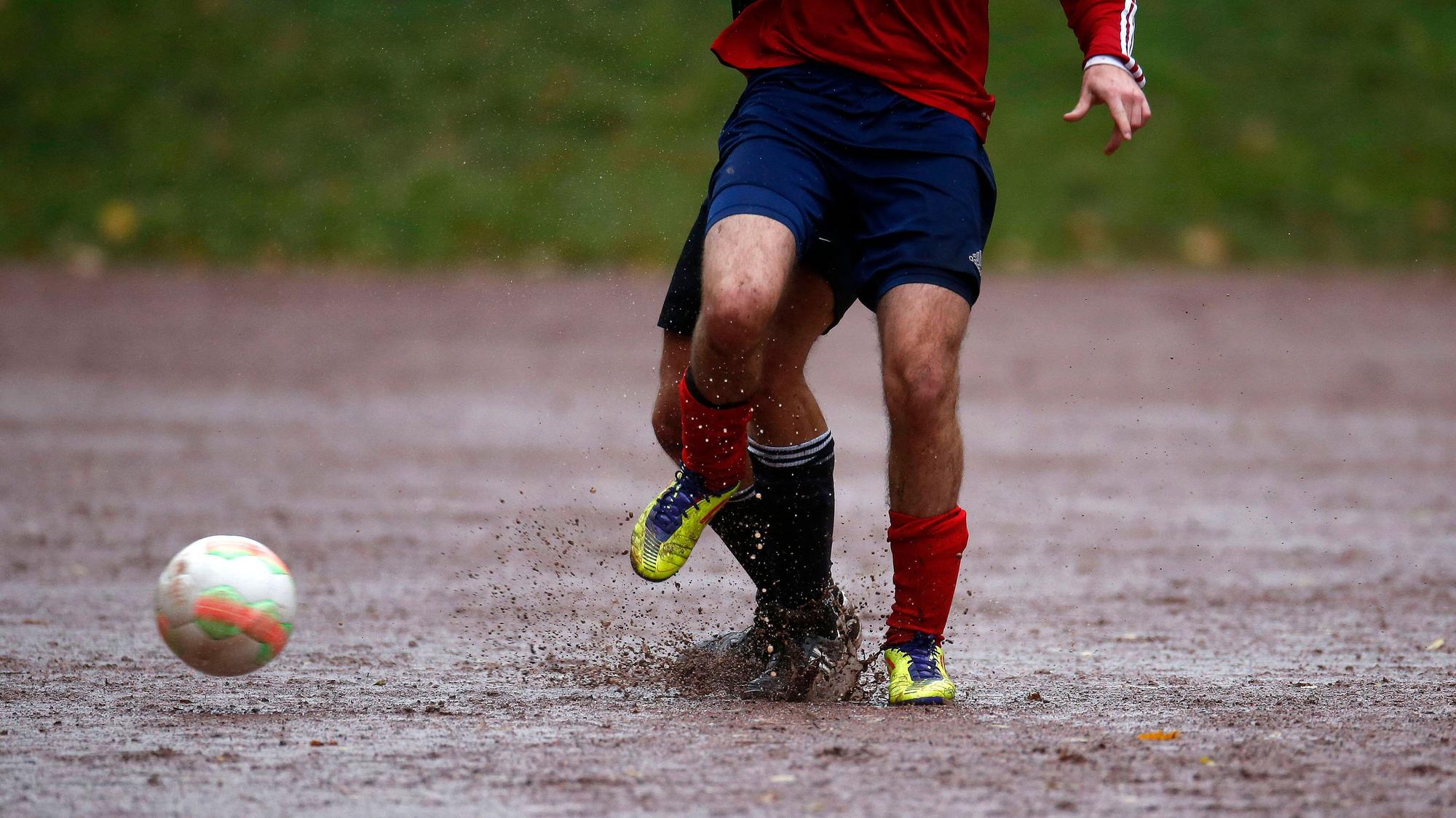 Essen, Deutschland, TC Freisenbruch II vs. Heisinger SV III U 23 1: 5 am 25. 10. 2020 im Waldstadion am Bergmannsbusch in Essen -Freisenbruch Der Ball liegt auf dem durch Regen aufgeweichten Aschenplatz *** Essen, Germany, TC Freisenbruch II vs. Heisinger SV III U 23 1 5 on 25 10 2020 at the Waldstadion am Bergmannsbusch in Essen Freisenbruch The ball is on the ash pitch soaked by rain