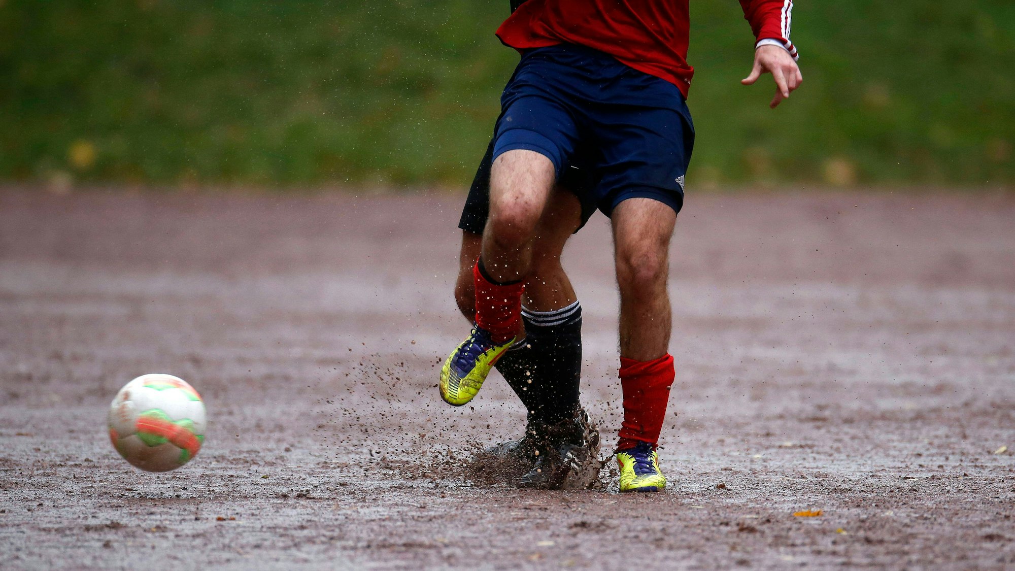Essen, Deutschland, TC Freisenbruch II vs. Heisinger SV III U 23 1: 5 am 25. 10. 2020 im Waldstadion am Bergmannsbusch in Essen -Freisenbruch Der Ball liegt auf dem durch Regen aufgeweichten Aschenplatz *** Essen, Germany, TC Freisenbruch II vs. Heisinger SV III U 23 1 5 on 25 10 2020 at the Waldstadion am Bergmannsbusch in Essen Freisenbruch The ball is on the ash pitch soaked by rain