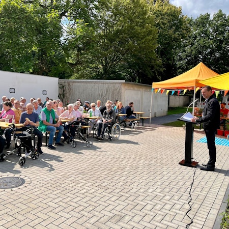 Stefan Altenbach, seit 1. Juli Co-Geschäftsführer der WGL, steht im Hof der Neubauten an der Kantstraße vor Mietern.
