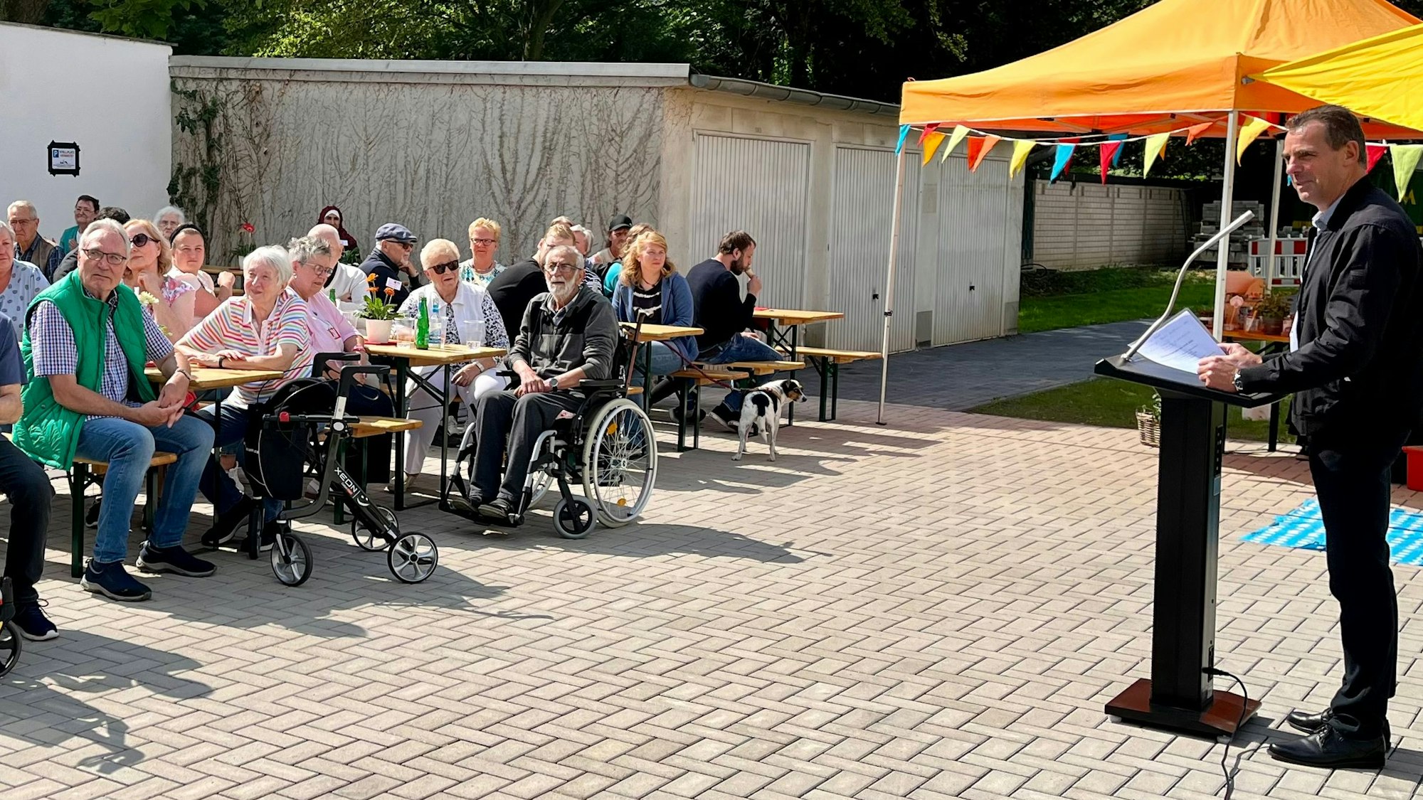 Stefan Altenbach, seit 1. Juli Co-Geschäftsführer der WGL, steht im Hof der Neubauten an der Kantstraße vor Mietern.