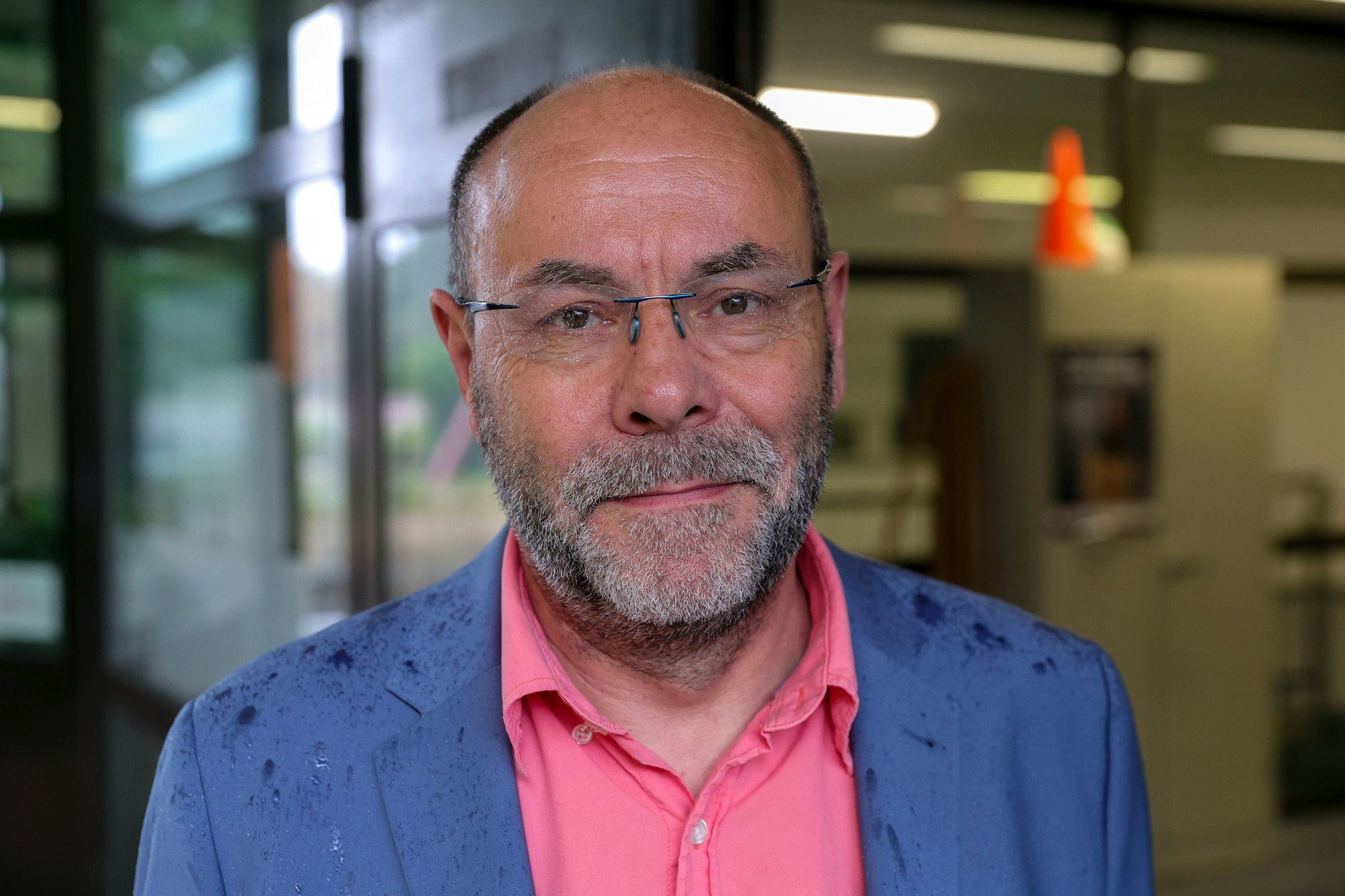 Klaus Kombrink-Detemble, Schulleiter des Städtischen Gymnasiums Kreuzgasse in Köln ist im Porträt zu sehen.