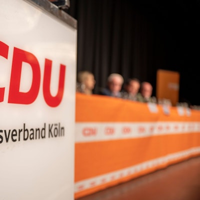 Das Bild zeigt das Podium auf dem Parteitag der Kölner CDU.