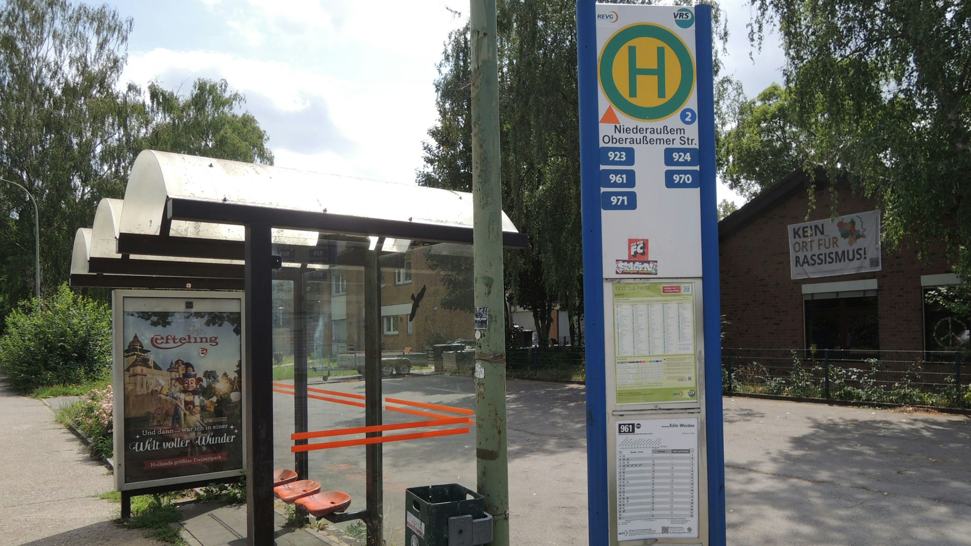 An einer Straße ist eine Bushaltestelle.