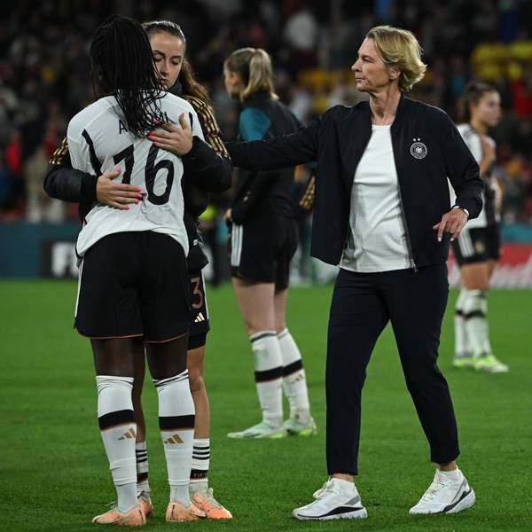 Die deutschen Nationalspielerinnen Nicole Anyomi und Sara Däbritz nach dem WM-Aus gegen Südkorea neben Bundestrainerin Martina Voss-Tecklenburg.